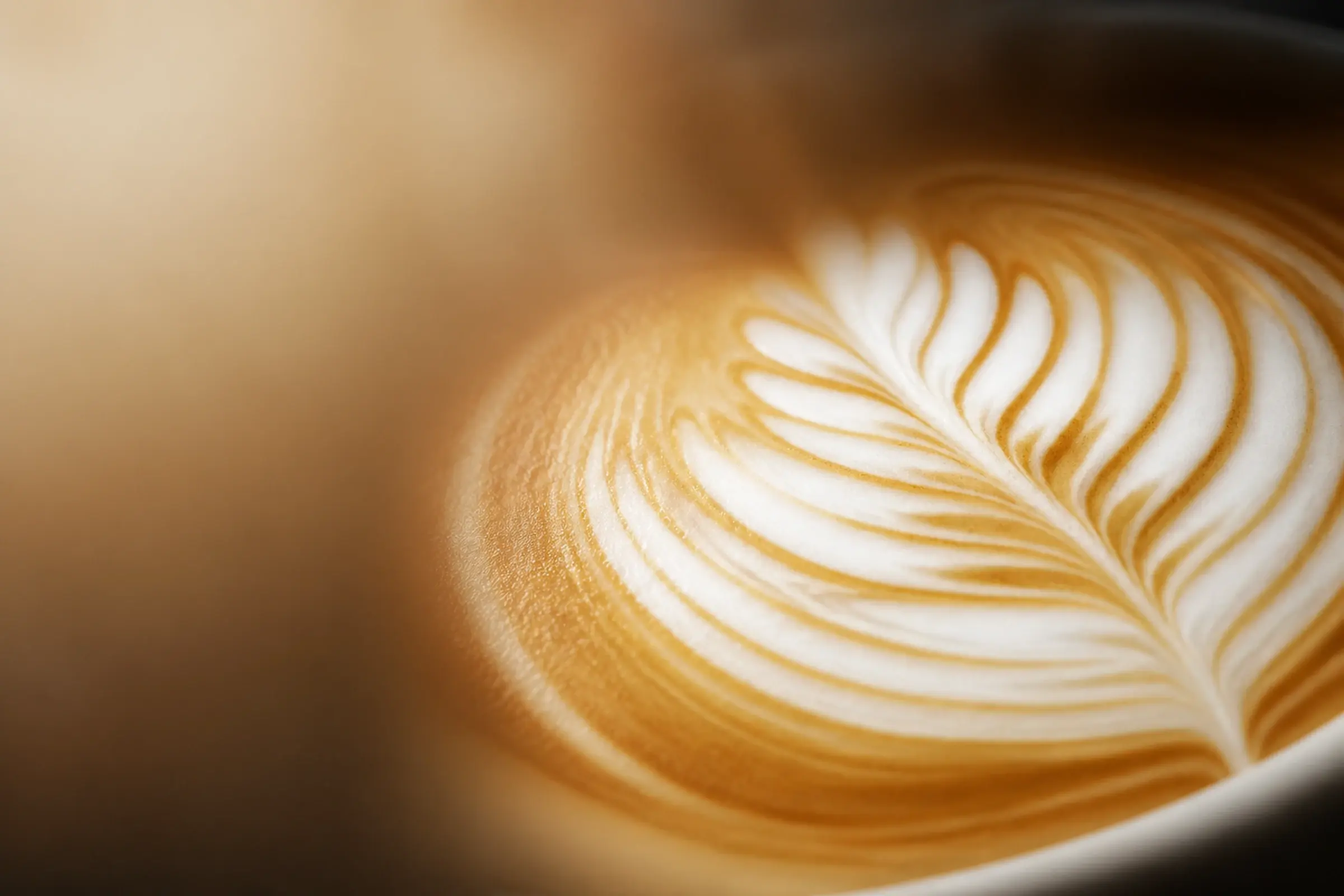 Makro detalj tople mikropjene s latte art rozetom